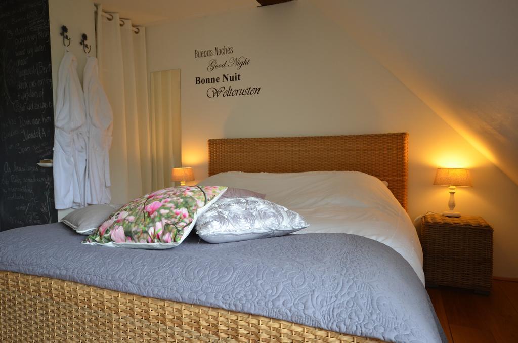 Bloemenhoeve Bed and Breakfast Birdaard Kamer foto